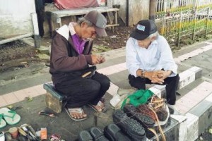 Rochman, Tukang Sol Sepatu